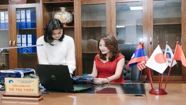 Tổng giám đốc Bà Vũ Thị Thúy (phải) trao đổi nghiệp vụ với nhân viên