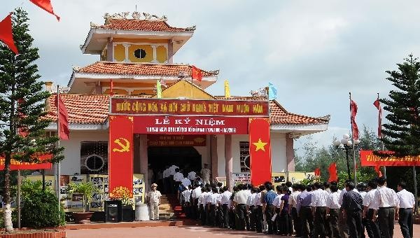 Dâng hương tưởng niệm tại Đền thờ Bác Hồ xã Nam Cường
