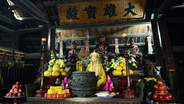 Bộ tượng Di Đà Tam Tôn trong chùa Thầy 