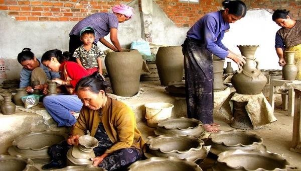 Sản xuất ở làng gốm Bàu Trúc (Ninh Thuận)