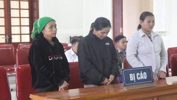Các bị cáo Moong Thị Ba, Xeo Thị Tiến và Moong Thị Lý tại phiên tòa 