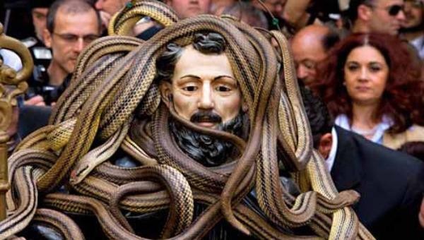 Hàng chục con rắn chúa khổng lồ quấn quanh đầu tượng thánh Domenic trong lễ hội 