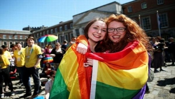 Hình ảnh lá cờ bảy sắc cầu vồng trở thành biểu tượng niềm hạnh phúc của cộng đồng LGBT