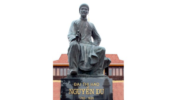 Tượng đại thi hào Nguyễn Du 