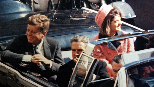 Ảnh chụp Tổng thống Kennedy cùng phu nhân trên chiếc xe diễu hành vài phút trước khi bị ám sát