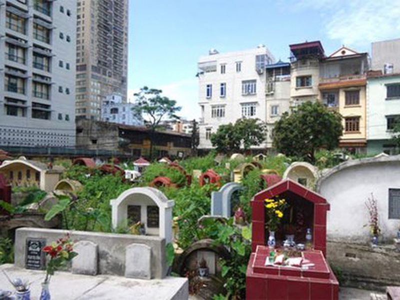 Do quá trình đô thị hóa, nhiều khu mộ hiện nằm ngay sát khu dân cư 