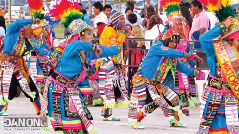Phụ nữ Bolivia trang một lẽ hội truyền thống 