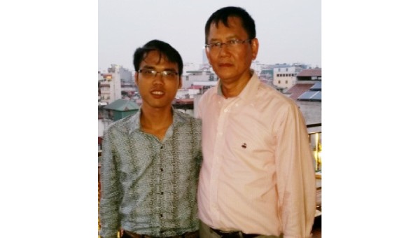 Hai tác giả của "Chữ VN song song 4.0" Kiều Trường Lâm (trái) và Trần Tư Bình
(ảnh: thanh nien.vn) 