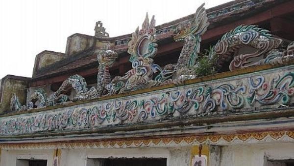 Hình ảnh đôi rồng chầu mặt nguyệt thường thấy ở các chùa, đình, đền cổ