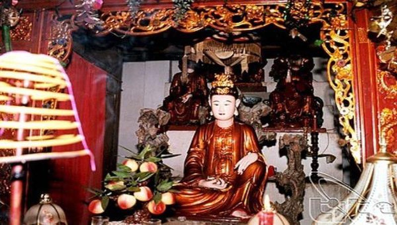 Ban thờ Phật mẫu Man Nương trong chùa Bà Đanh (tỉnh Hà Nam) 