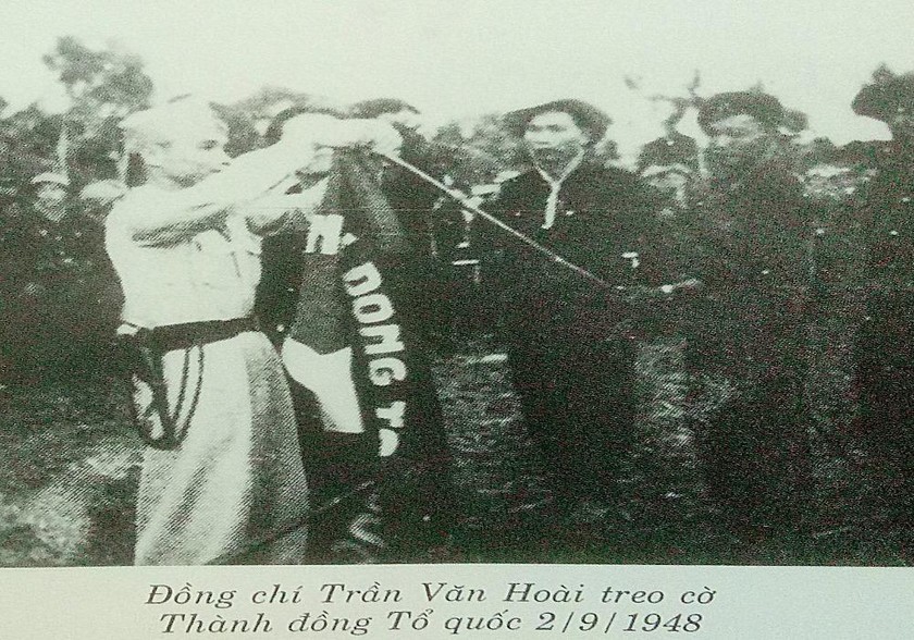 Ảnh tư liệu ông Trần Văn Hoài (1914 - 1949) treo cờ Thành đồng Tổ quốc ngày 2/9/1948