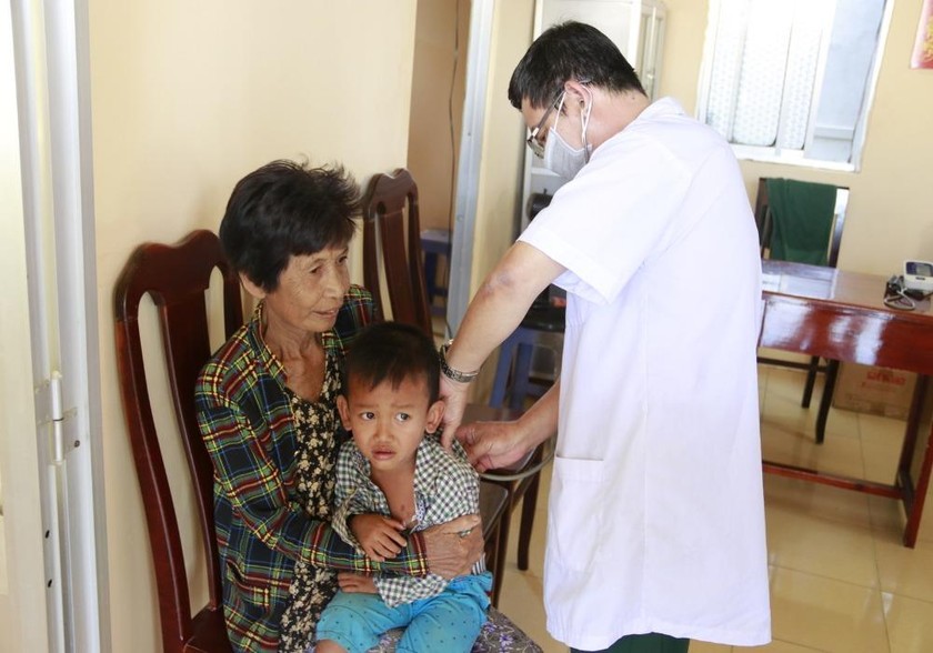 Thiếu tá, bác sĩ  Phạm Văn Dũng khám bệnh cho bà con vùng biên giới
