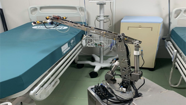 Robot thực hiện thao tác khử trùng giường bệnh trong phòng cách ly áp lực âm tại BV dã chiến Củ Chi (TP HCM) 