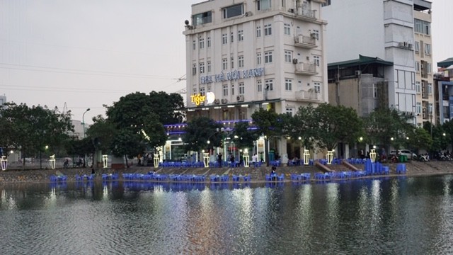 Quán bia Hà Nội Xanh lấn chiếm không gian hồ Rùa (quận Thanh Xuân, Hà Nội)