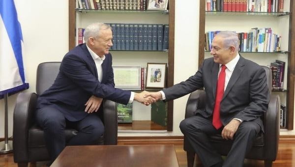 Thủ tướng Netanyahu (phải) và lãnh đạo đảng Xanh & Trắng Gantz chính thức đồng ý thành lập chính phủ đoàn kết nếu được Quốc hội chấp thuận.