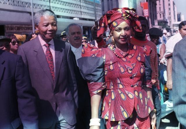 Một bức ảnh chụp vợ chồng ông Nelson Mandela và bà Winnie Mandela lúc sinh thời 