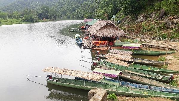 Đường đến Phà Lài qua bến du thuyền trên sông Giăng thơ mộng