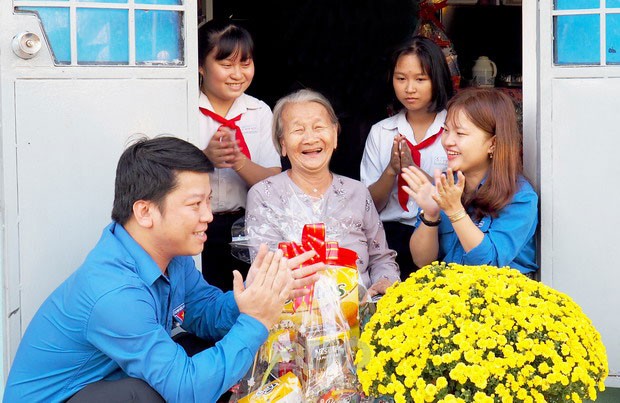 Mẹ Trần Thị Xuân vui vầy bên các cháu học sinh, sinh viên đến thăm 