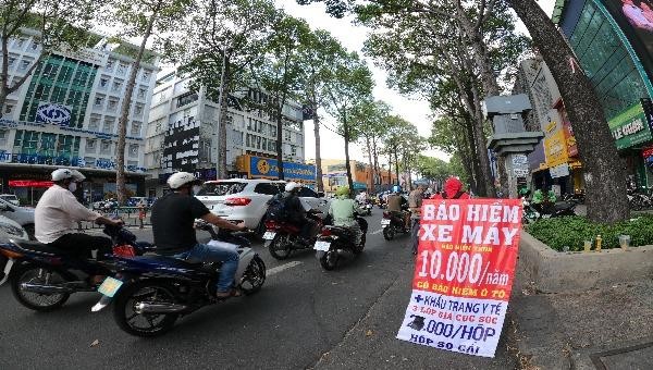 Bảo hiểm xe giá rẻ được bày bán công khai, tấp nập trên đường 3/2.TP Hồ Chí Minh