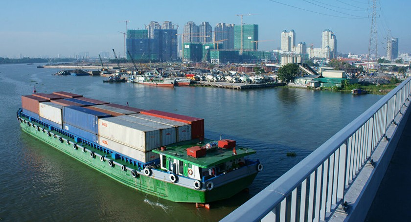 Vận tải bằng sà lan trên sông Sài Gòn 