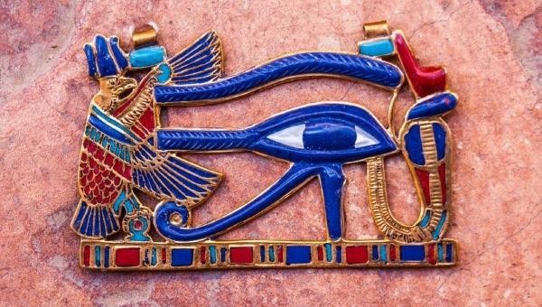 Lá bùa nổi tiếng mang hình con mắt Ai Cập 