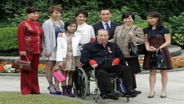 Bức ảnh chụp Stanley Ho bên gia đình 