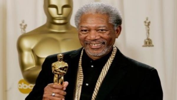 Bức ảnh chụp Morgan Freeman trên bục vinh quang nhận giải Osca 