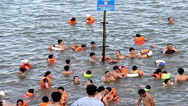 Bãi tắm tự phát trên sông Lam 