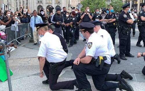 Bức ảnh chụp cảnh sát Mỹ quỳ gối trước những người biểu tình sau cái chết của ông George Floyd  