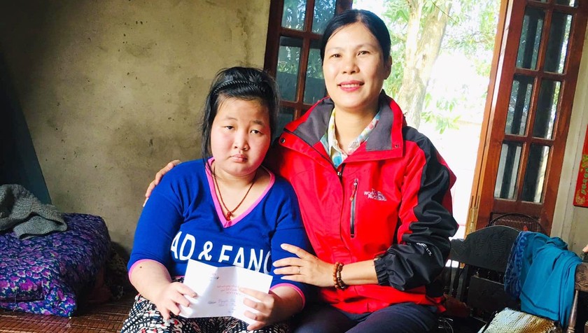 Cô giáo Nguyễn Thị Hải  Yến thăm và tặng quà cho một hoàn cảnh kém may mắn 