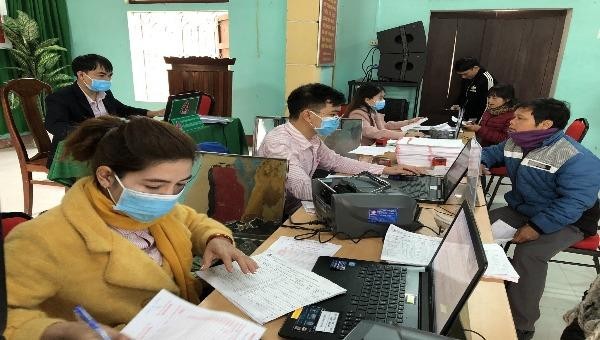 Một phiên giao dịch định kỳ hàng tháng tại UBND xã của NHCSXH Thừa Thiên- Huế