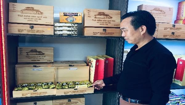 Doanh nhân Nguyễn Văn Phượng bên các sản phẩm Trà cung đình Huế 