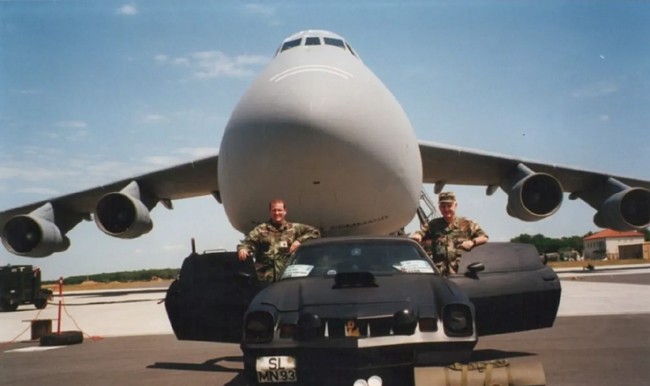 Chiếc Camaro sau khi cải tạo, được Không quân Mỹ đưa đến Sarajevo, Bosnia.