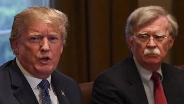 Cựu cố vấn an ninh quốc gia Hoa Kỳ John Bolton (phải) bị ông Trump sa thải hồi tháng 9/2019 