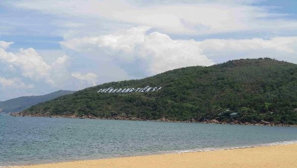 Núi Xuân Vân nhìn từ bờ biển Quy Nhơn. 