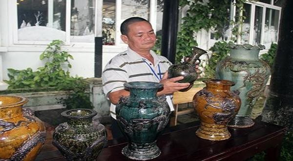 Nghệ nhân Đặng Văn Trịnh bên những sản phẩm gốm Mỹ Thiện.