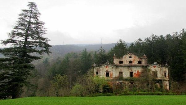 Vẻ đẹp của dinh thự Villa de Vecchi nhìn từ xa.