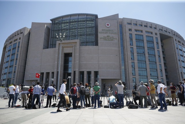 Báo chí tác nghiệp bên ngoài phiên tòa xét xử các nghi phạm sát hại nhà báo Jamal Khashoggi. 