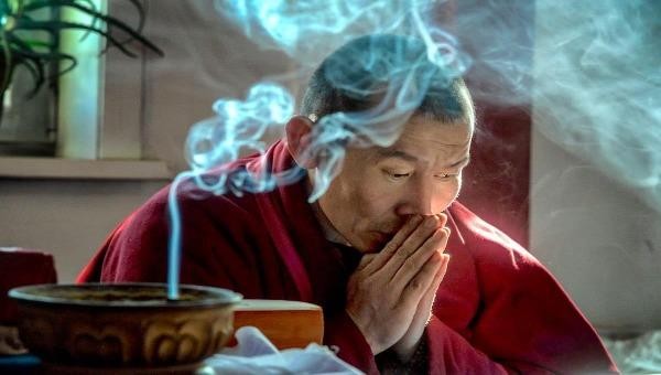 Hình ảnh thầy phù thủy Tây Tạng đang yểm bùa làm phép. 