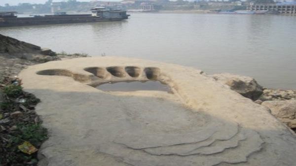 Dấu chân khổng lồ với ngón chân cái đặc trưng của người Giao Chỉ ở bên bờ tả ngạn sông Lô. 