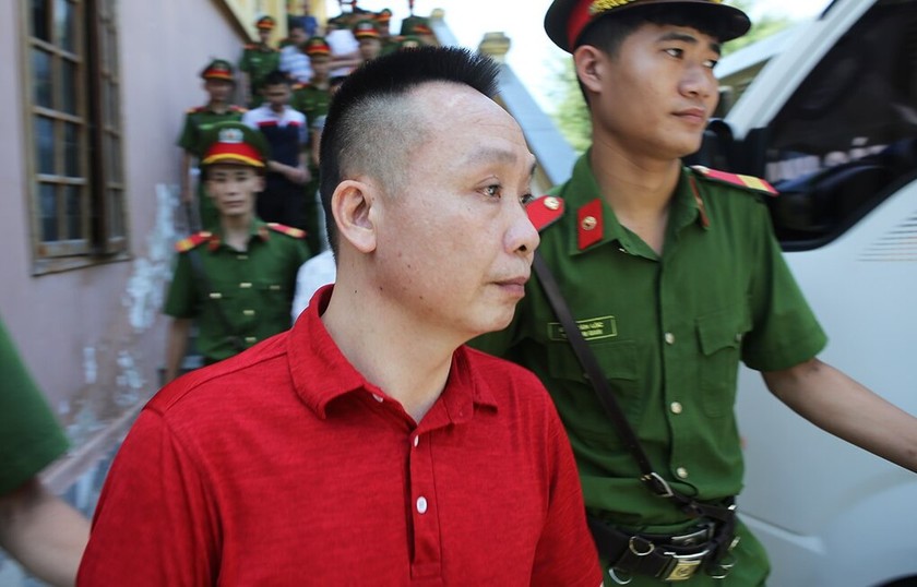 Bị cáo Võ Văn Quý được dẫn giải đến phiên tòa. 