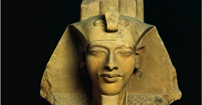 Đầu tượng pharaoh Akhenaten được khai quật ở Ai Cập. 