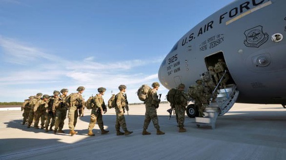 Binh sĩ Mỹ lên máy bay vận tải C-17.