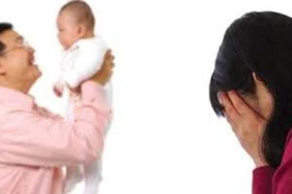 Người “mắc tội” ngoại tình có bị mất quyền nuôi con? 