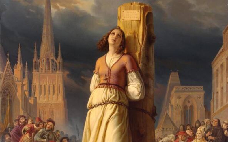 Jeanne d’Arc bị kết tội phù thủy và đưa lên giàn hỏa thiêu. 