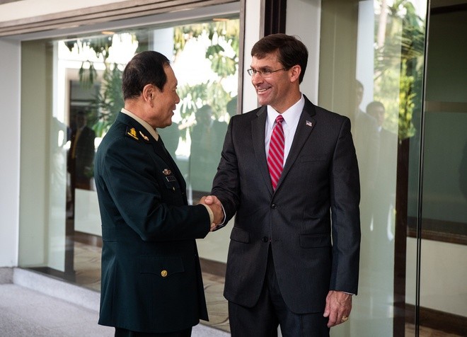 Bộ trưởng Quốc phòng Mỹ Mark Esper (phải) gặp người đồng cấp Trung Quốc vào tháng 11/2019 ở Thái Lan.