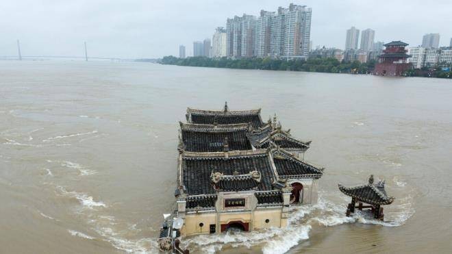 Trận lụt tháng 7/2020 tại Trung Quốc khiến đền Guanyin Pavilionn trông như trôi bồng bềnh trên sông Dương Tử.
