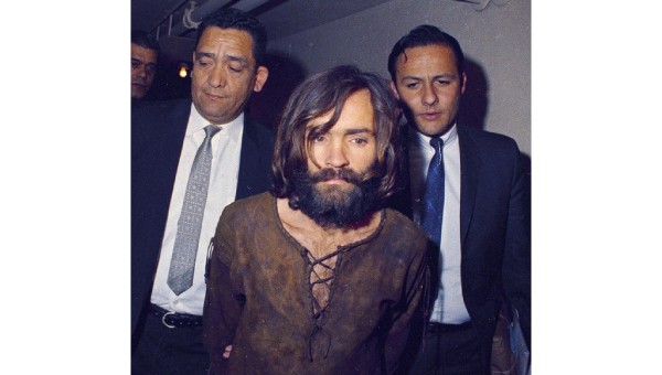 Cảnh sát dẫn giải tên sát nhân Charles Manson. 