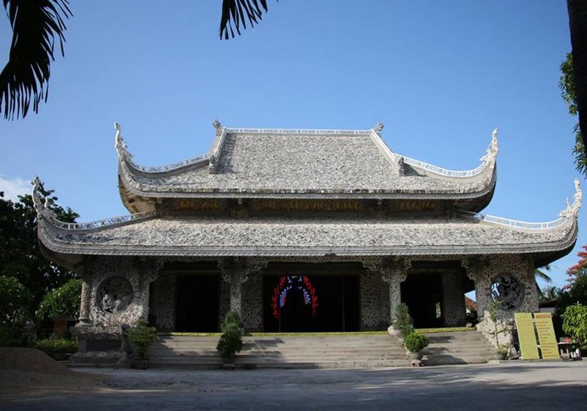 Chùa Thanh Lương được làm từ vật liệu chính là san hô biển và gáo dừa.