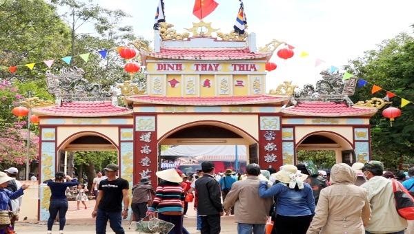 Dinh Thầy Thím thu hút đông đảo du khách về tham dự Lễ hội Văn hóa du lịch dinh Thầy Thím.